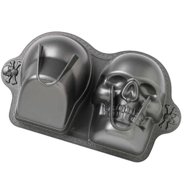 Wilton Dimensions® 3-D Skull Pan #Tutorial - Mom Spotted