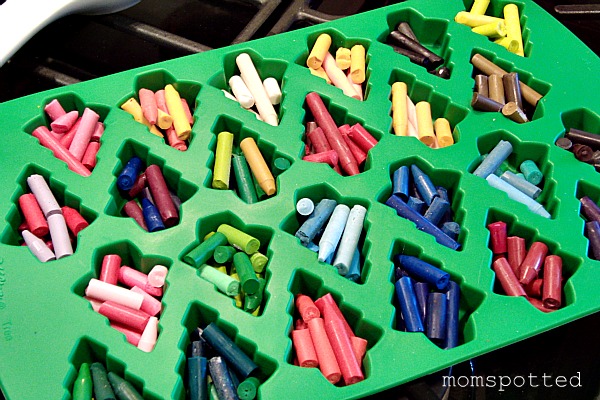 Make Your Own Christmas Shaped Crayons! #Tutorial - Mom Spotted