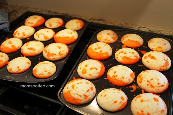 How to make {Candy Corn Cupcakes} #Halloween #cupcake #candycorn momspotted.com