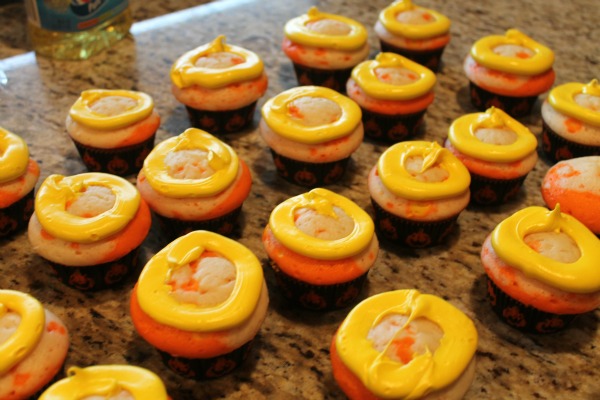 How to make {Candy Corn Cupcakes} #Halloween #cupcake #candycorn momspotted.com