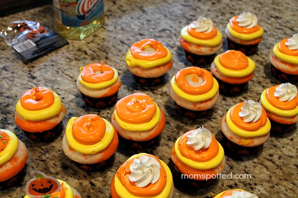 How to make {Candy Corn Cupcakes} #Halloween #cupcake #candycorn momspotted.com