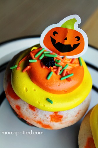 How to make {Candy Corn Cupcakes} #Halloween #cupcake #candycorn momspotted.com