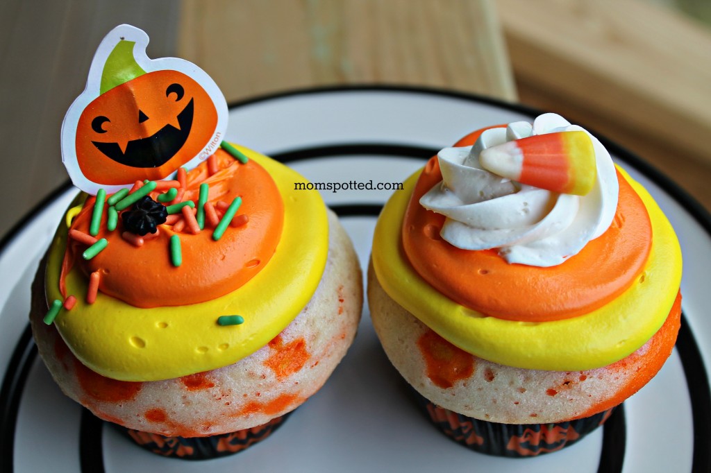 How to make {Candy Corn Cupcakes} #Halloween #cupcake #candycorn momspotted.com