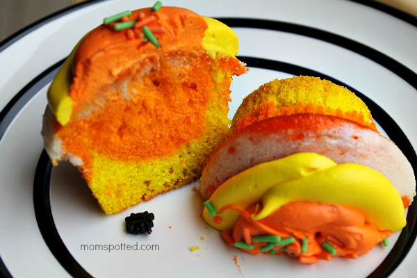 How to make {Candy Corn Cupcakes} #Halloween #cupcake #candycorn momspotted.com