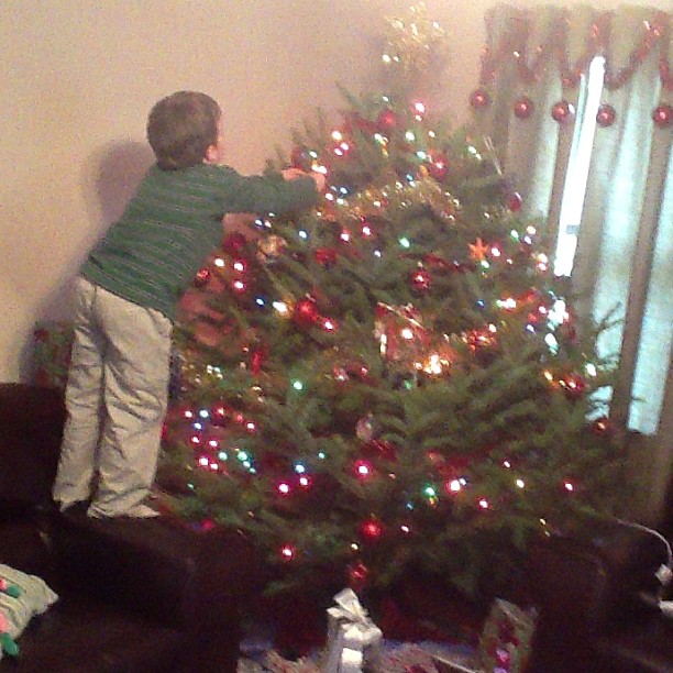 Decorating the Christmas Tree #momspotted