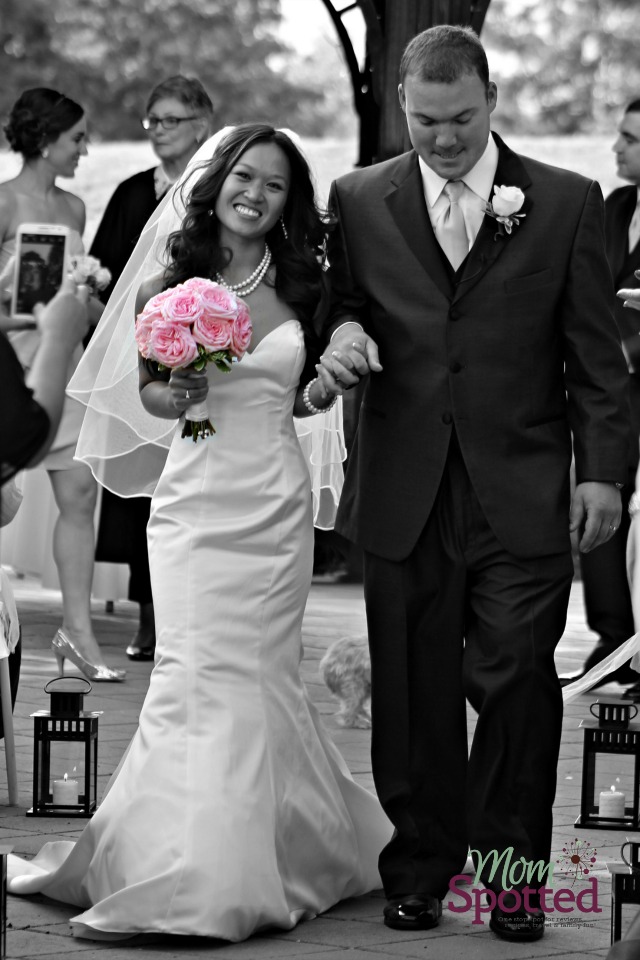 beauiful bride wedding photography black and white pink roses