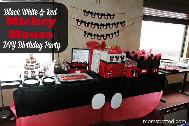 Festa di compleanno fai da te di Topolino in bianco, nero e rosso {Sawyers 2nd Birthday Party} #momspotted