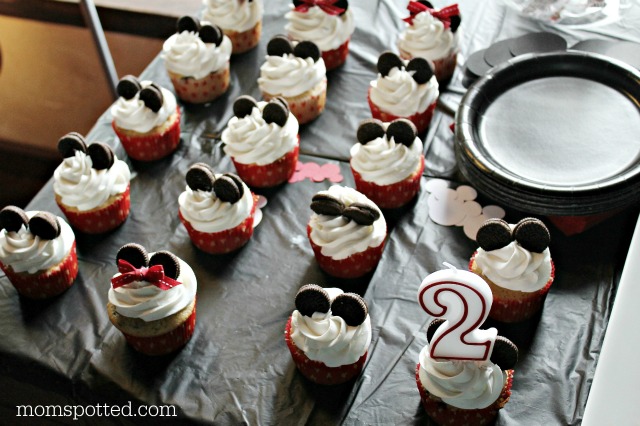 Mickey Minnie Mouse Cupcakes {Sawyers 2nd Birthday Party}。 