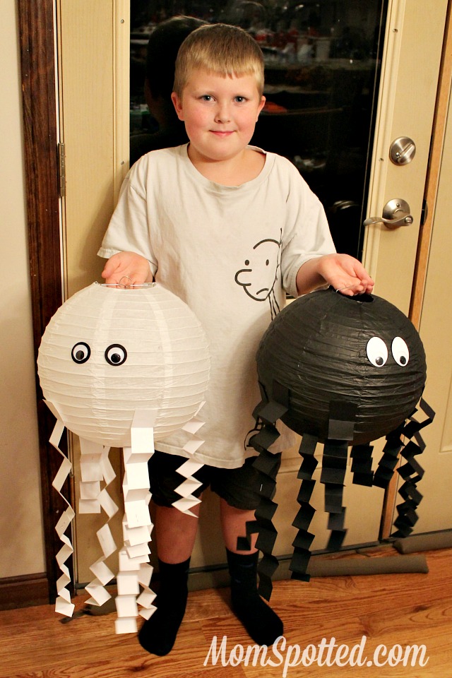 Spooky Halloween Ghost & Spider Lanterns #FunCraftsWithMom | Tutorial Found on momspotted.com