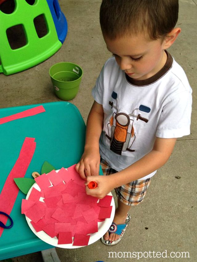 A is for Apple! An Apple Paper Plate Craft! Fun Autumn Preschool Project on momspotted.com