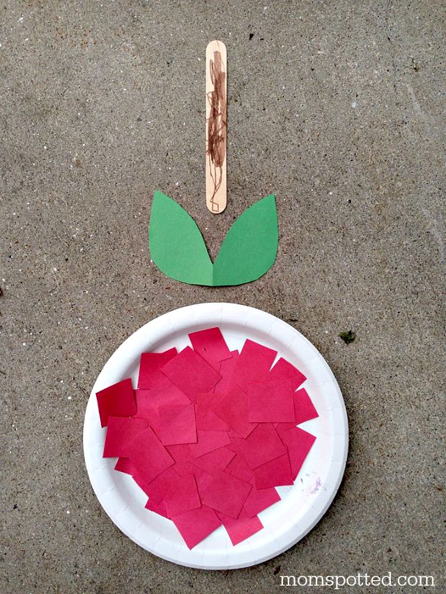 A is for Apple! An Apple Paper Plate Craft! Fun Autumn Preschool Project on momspotted.com