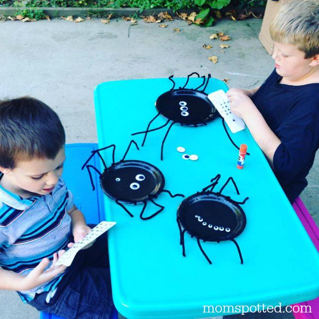 Paper Plate Spiders {Fun Crafts with Mom}