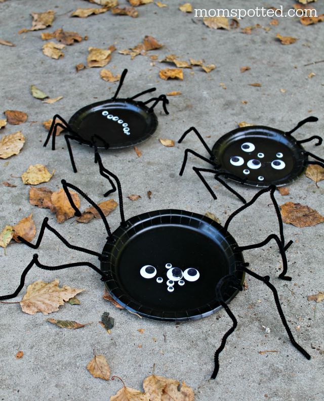 Paper Plate Spiders {Fun Crafts with Mom} Directions on momspotted.com