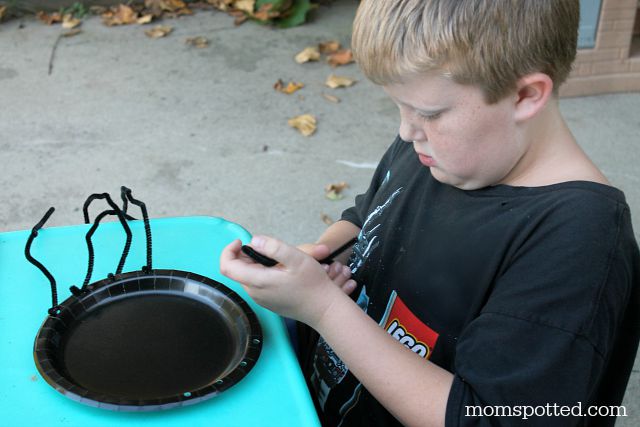 Paper Plate Spiders {Fun Crafts with Mom}