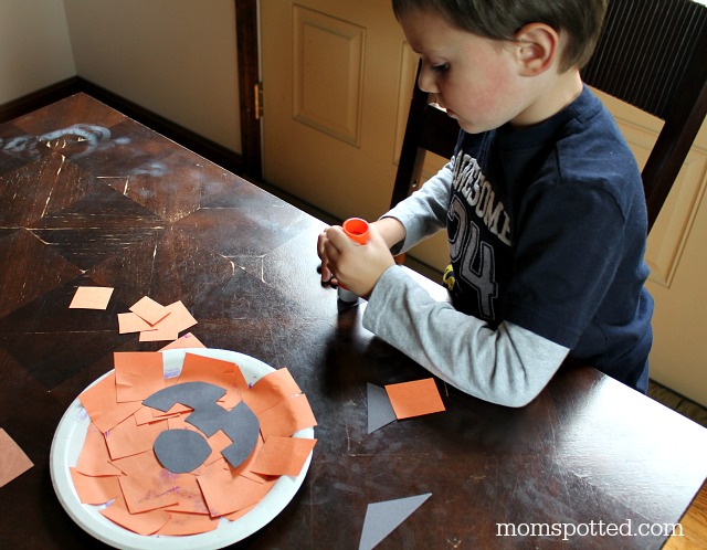 Halloween Jack-O-Lantern Paper Plate Pumpkins {Fun Crafts with Mom}